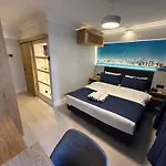 Bella Hotel *
